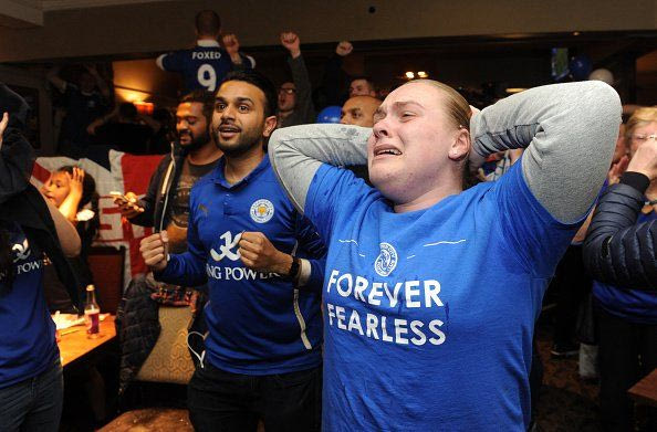 ΠΑΝΙΚΟΣ: Έτσι πανηγύρισαν οι φίλοι της Λέστερ το γκολ του Αζάρ