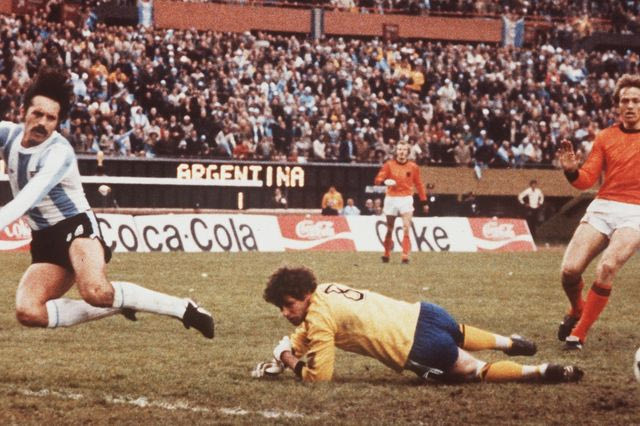 Ο Λεοπόλντο Λούκε με τη ‘μουστάκα’ άνοιξε τα χέρια του για τον ουρανό