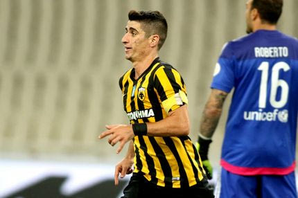 Ο Μάνταλος πανηγυρίζει το 1-0 πιάνοντας τα αυτιά του