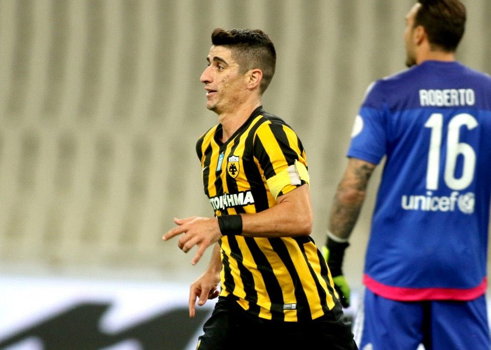 Ο Μάνταλος πανηγυρίζει το 1-0 πιάνοντας τα αυτιά του