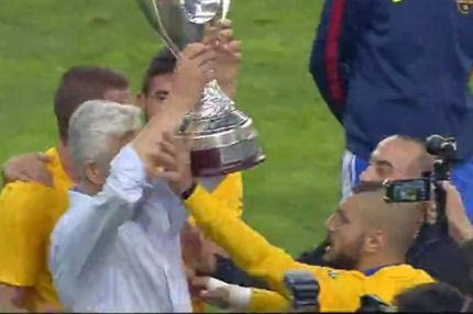 Ο Αραβίδης “έστεψε” τον Μανωλά: Δικιά σου η κούπα