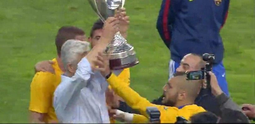 Ο Αραβίδης “έστεψε” τον Μανωλά: Δικιά σου η κούπα