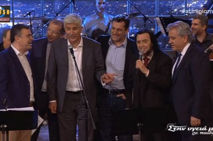 VIDEO: Ο Μανωλάς τραγουδάει Ζαμπέτα στο πλευρό του Κόκκοτα