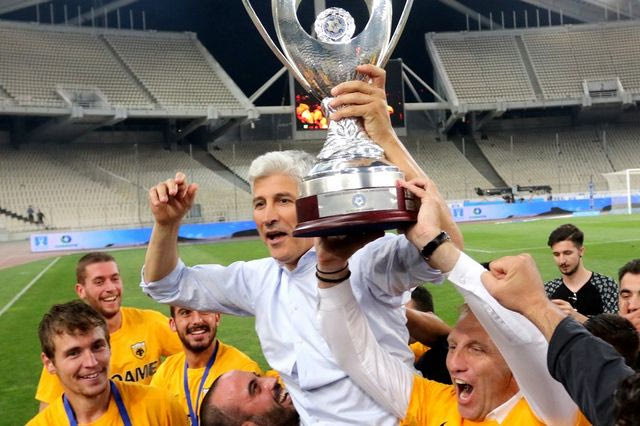 Στην εξέδρα ο Μανωλάς: Πανηγύρισε πρώτα με τον κόσμο