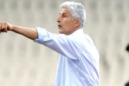 Παραμένει στο πόστο του ο Μανωλάς