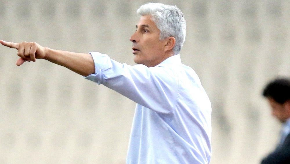 Παραμένει στο πόστο του ο Μανωλάς