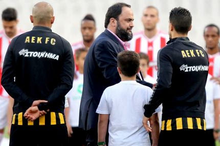 Η χειραψία του Μαρινάκη με όλους τους παίκτες της ΑΕΚ!