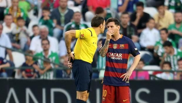 Κάτι τρέχει με τον Μέσι! Γιατί τα έχει με τους διαιτητές;