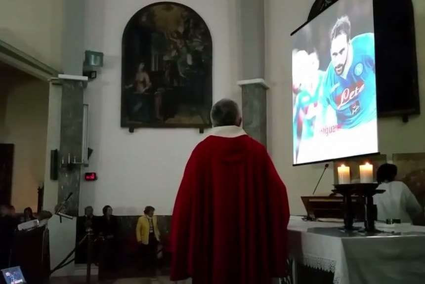 Λατρεύτηκε σαν Θεός ο Ιγκουαΐν σε εκκλησία της Νάπολης!