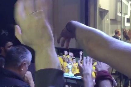 Απίστευτες στιγμές στη Νέα Φιλαδέλφεια, ΤΡΕΛΑ στην απονομή!