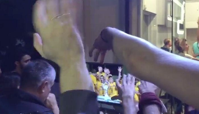 Απίστευτες στιγμές στη Νέα Φιλαδέλφεια, ΤΡΕΛΑ στην απονομή!