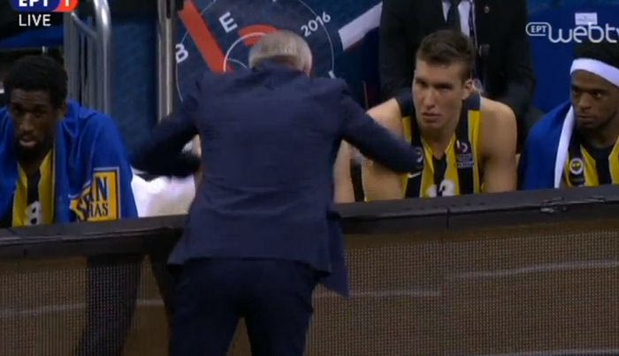 ΕΞΑΛΛΟΣ: Ο Ομπράντοβιτς χτύπησε τις διαφημιστικές πινακίδες