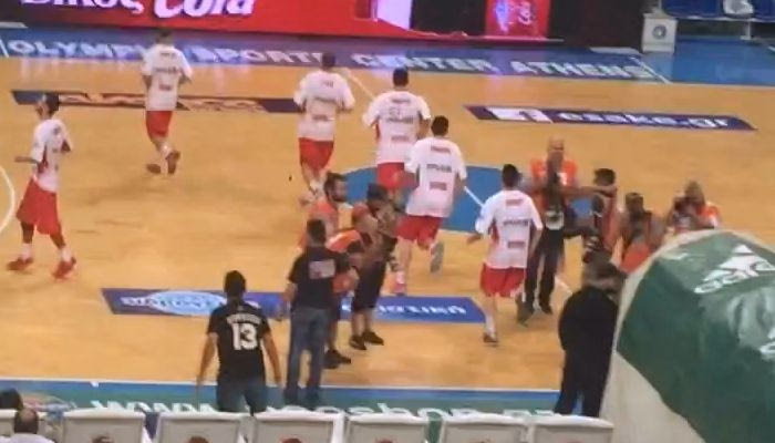 Αποδοκιμασίες στην είσοδο του Ολυμπιακού