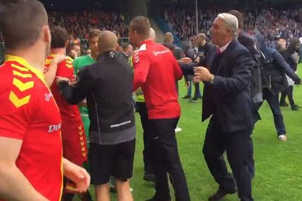 Χάος στην Ολλανδία: Οπαδοί χτύπησαν ποδοσφαιριστές μέσα στο γήπεδο!