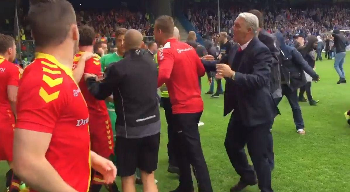 Χάος στην Ολλανδία: Οπαδοί χτύπησαν ποδοσφαιριστές μέσα στο γήπεδο!