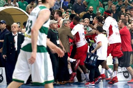 “Τρέλα” στο νικητήριο τρίποντο του Σπανούλη