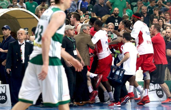 “Τρέλα” στο νικητήριο τρίποντο του Σπανούλη