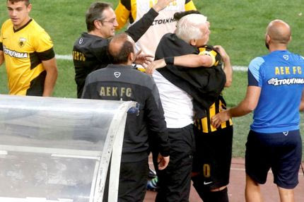 Οι πανηγυρισμοί στον πάγκο της ΑΕΚ μετά το 1-0