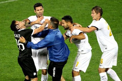 Καρέ-καρέ το ξύλο μεταξύ των παικτών του ΠΑΟΚ και της ΑΕΚ