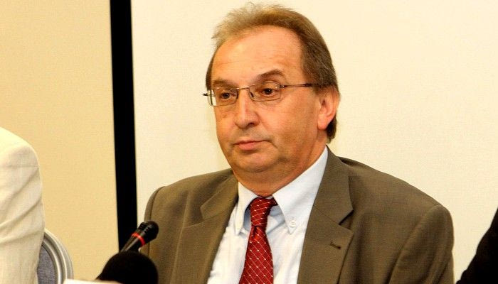 Παπακωνσταντίνου: “Πέφτει το μπάτζετ, αλλάζει το όνομα”