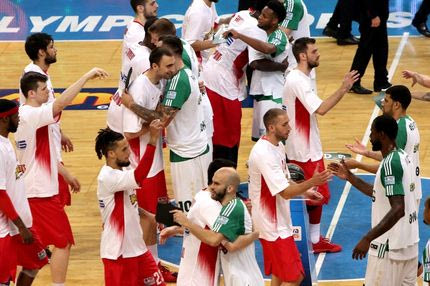 Πέταξαν αβγά στον πάγκο του Ολυμπιακού