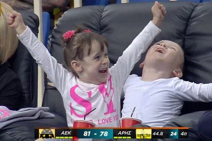 Ο τρομερός πανηγυρισμός δύο μικρών φίλων της ΑΕΚ