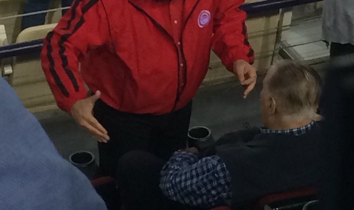 Στο ΣΕΦ πασίγνωστος πολιτικός της κυβέρνησης ντυμένος στα κόκκινα