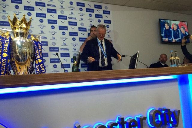 Ο Φουχς “έλουσε” με σαμπάνια τον Ρανιέρι