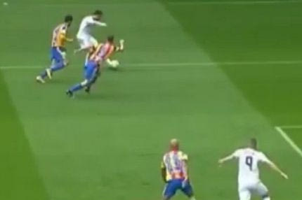 Πιο οφσάιντ δεν γίνεται το γκολ του Μπενζεμά!