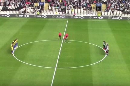 Διαιτητής έγραψε “RIP” με σπρέι και καταχειροκροτήθηκε