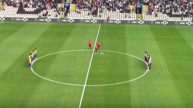 Διαιτητής έγραψε “RIP” με σπρέι και καταχειροκροτήθηκε