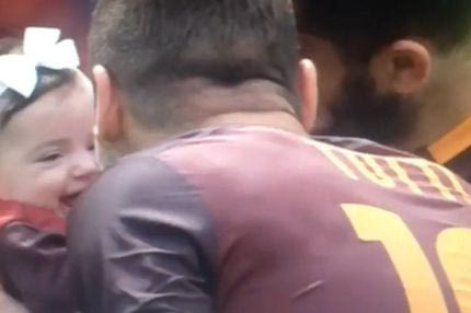 Ο Τότι έκανε την κόρη του Μανωλά να σκάσει στα γέλια