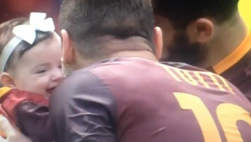 Ο Τότι έκανε την κόρη του Μανωλά να σκάσει στα γέλια