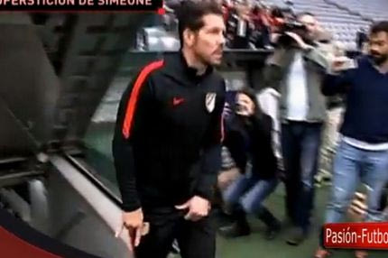 VIDEO: Ο Σιμεόνε έπιασε τα γεννητικά του όργανα μέσα στην “Αλιάντς Αρένα”