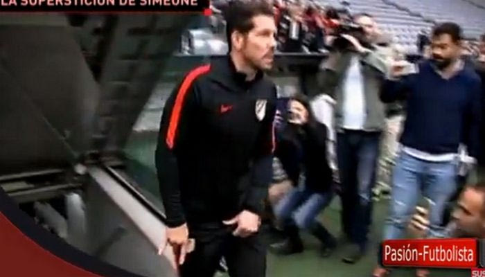 VIDEO: Ο Σιμεόνε έπιασε τα γεννητικά του όργανα μέσα στην “Αλιάντς Αρένα”