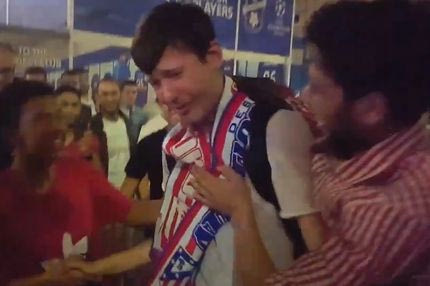 Φίλαθλοι της Ρεάλ παρηγορούν έναν πικραμένο οπαδό της Ατλέτικο!