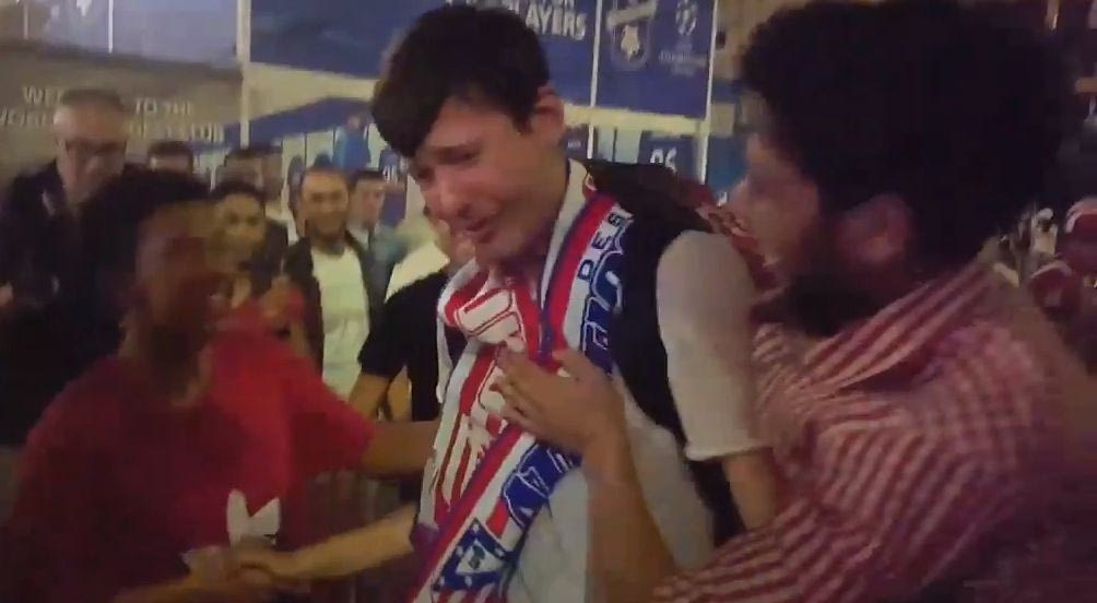 Φίλαθλοι της Ρεάλ παρηγορούν έναν πικραμένο οπαδό της Ατλέτικο!