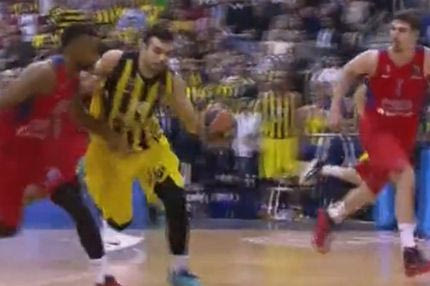 Το φάουλ στον Σλούκα που δεν σφυρίχτηκε