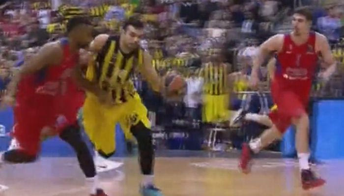 Το φάουλ στον Σλούκα που δεν σφυρίχτηκε