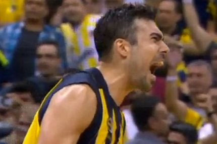 ΞΕΣΠΑΣΜΑ ΣΛΟΥΚΑ: Έξαλλος πανηγυρισμός στο φινάλε