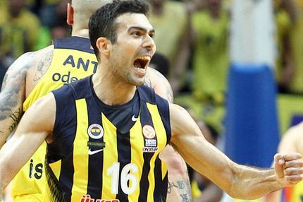 Ο Σλούκας τα έκανε όλα!