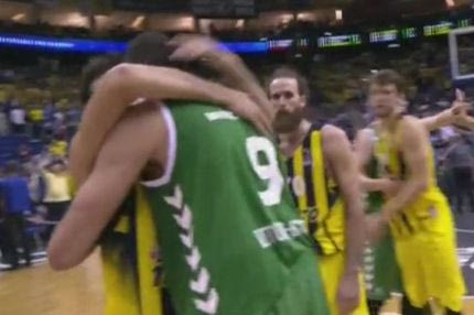 Οι αγκαλιές του Μπουρούση με Σλούκα και Άντιτς