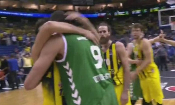 Οι αγκαλιές του Μπουρούση με Σλούκα και Άντιτς