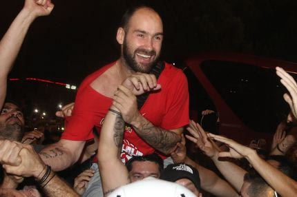 ΑΠΙΣΤΕΥΤΕΣ ΣΤΙΓΜΕΣ: Σήκωσαν στα χέρια τον Σπανούλη!