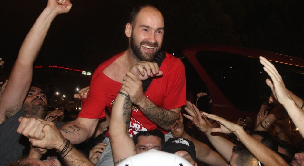 ΑΠΙΣΤΕΥΤΕΣ ΣΤΙΓΜΕΣ: Σήκωσαν στα χέρια τον Σπανούλη!