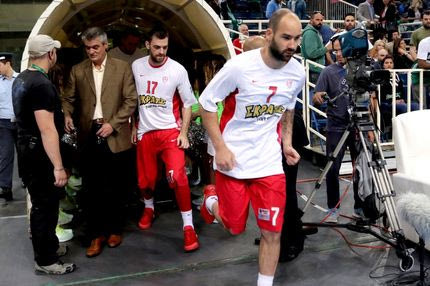 Η είσοδος του Βασίλη Σπανούλη στο παρκέ του ΟΑΚΑ και τα συνθήματα