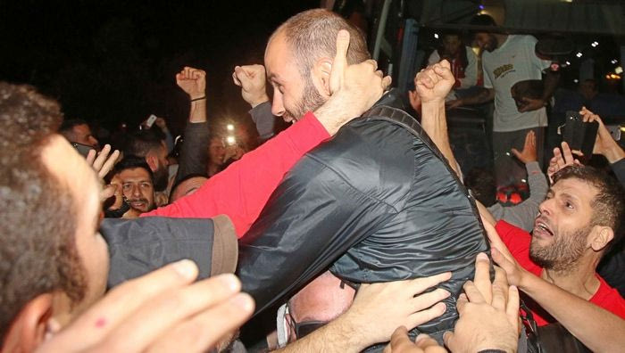 Καρέ-καρέ η υποδοχή της αποστολής του Ολυμπιακού