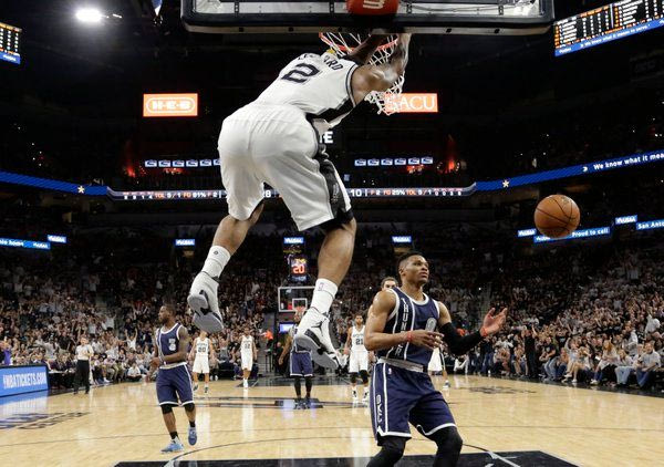 Οι Σπερς ισοπέδωσαν τη Θάντερ στο Τέξας