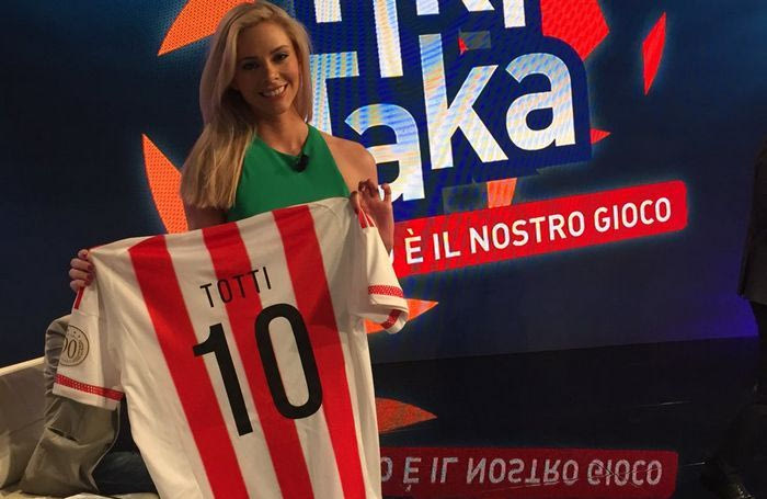 Με ερυθρόλευκη φανέλα του Τότι η Ρία Αντωνίου