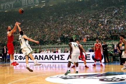 Το τρίποντο του Σπανούλη μέσα από το γήπεδο